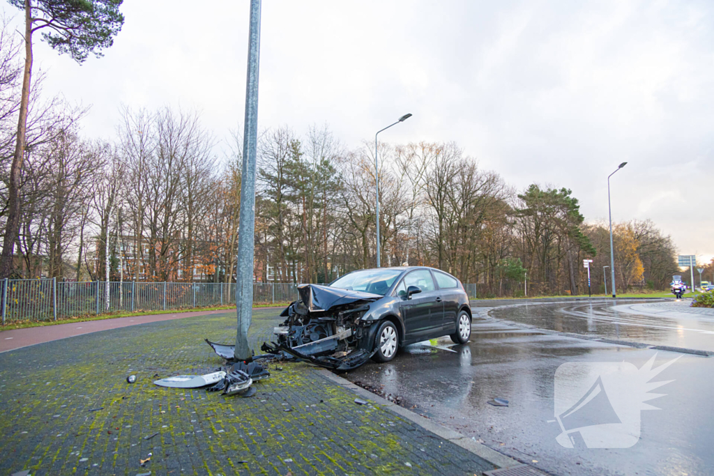 Automobilist tegen lantaarnpaal gebotst