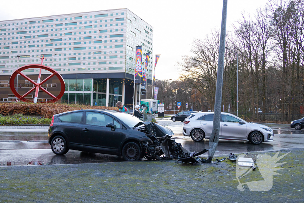 Automobilist tegen lantaarnpaal gebotst