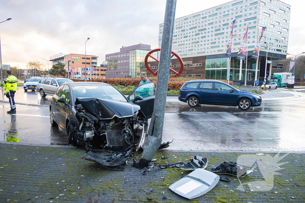 Automobilist tegen lantaarnpaal gebotst