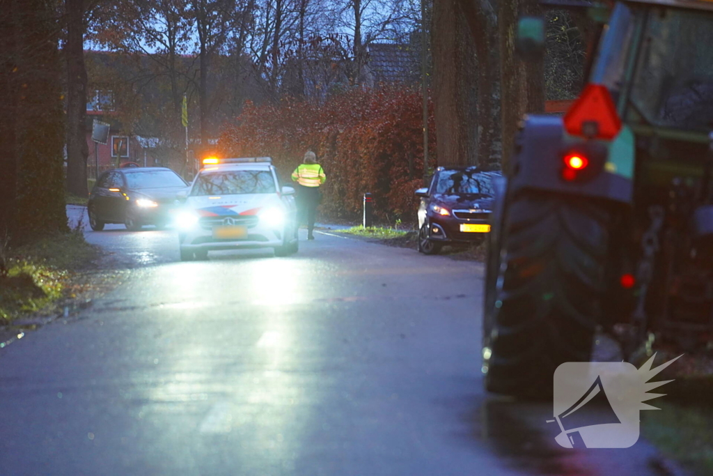 Auto op de kop na botsing met trekker en boom