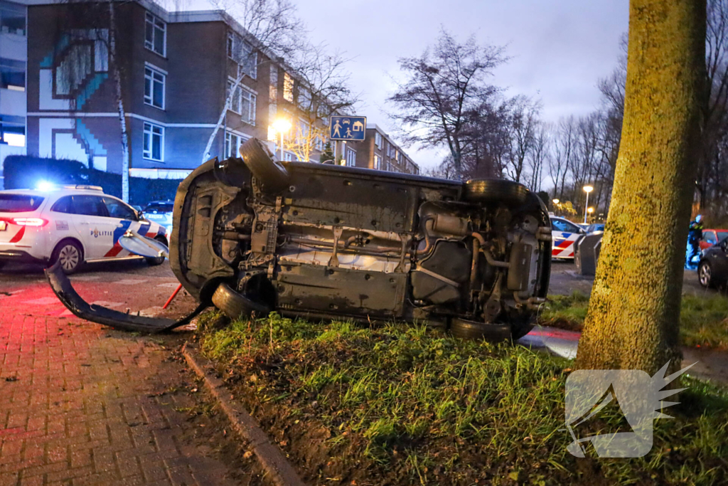 Automobilist vliegt uit de bocht belandt op zijn kant