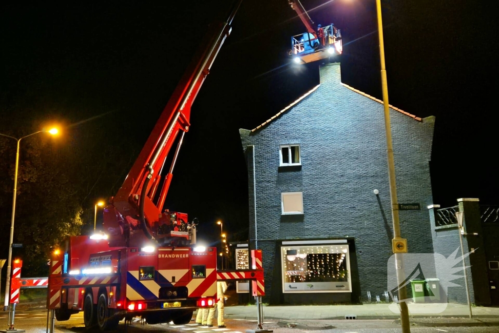 Rotonde geblokkeerd door brandweer wegens schoorsteenbrand