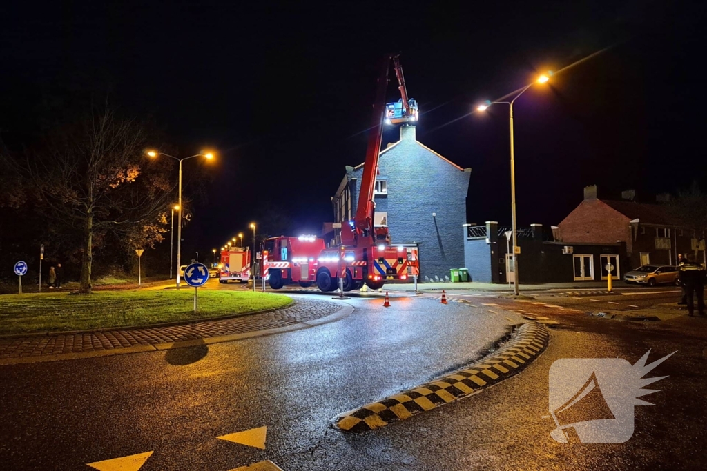 Rotonde geblokkeerd door brandweer wegens schoorsteenbrand