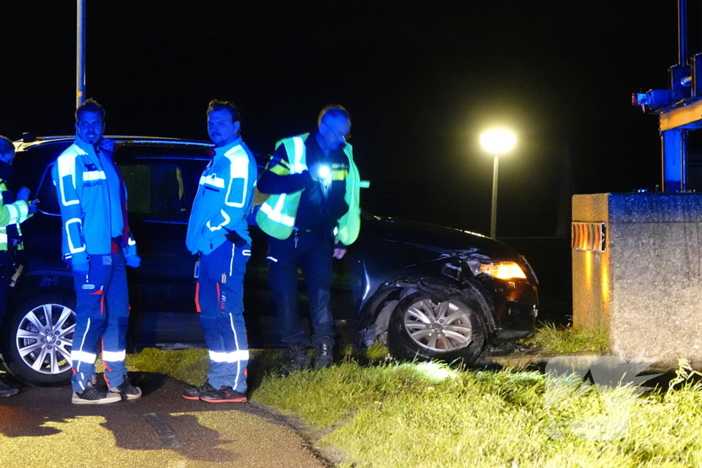 Automobilist vliegt uit de bocht en knalt tegen muur