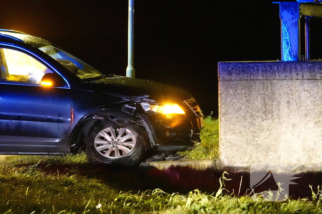 Automobilist vliegt uit de bocht en knalt tegen muur