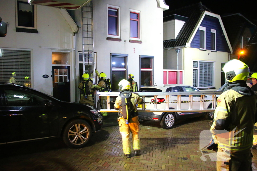 Brandweer doet onderzoek in woning na rookontwikkeling