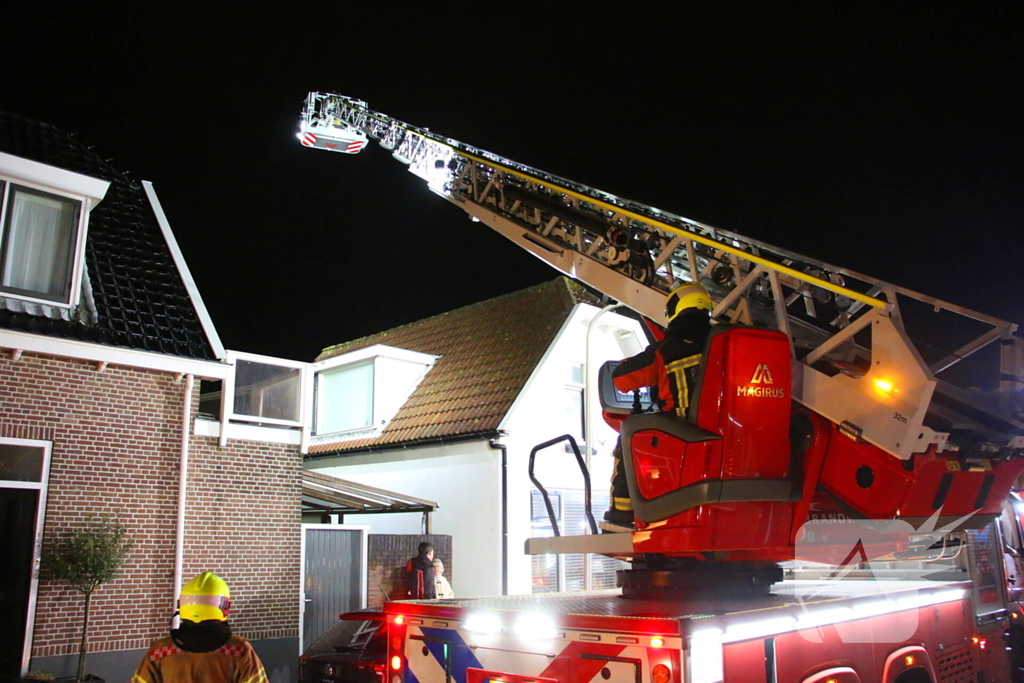 Brandweer doet onderzoek in woning na rookontwikkeling