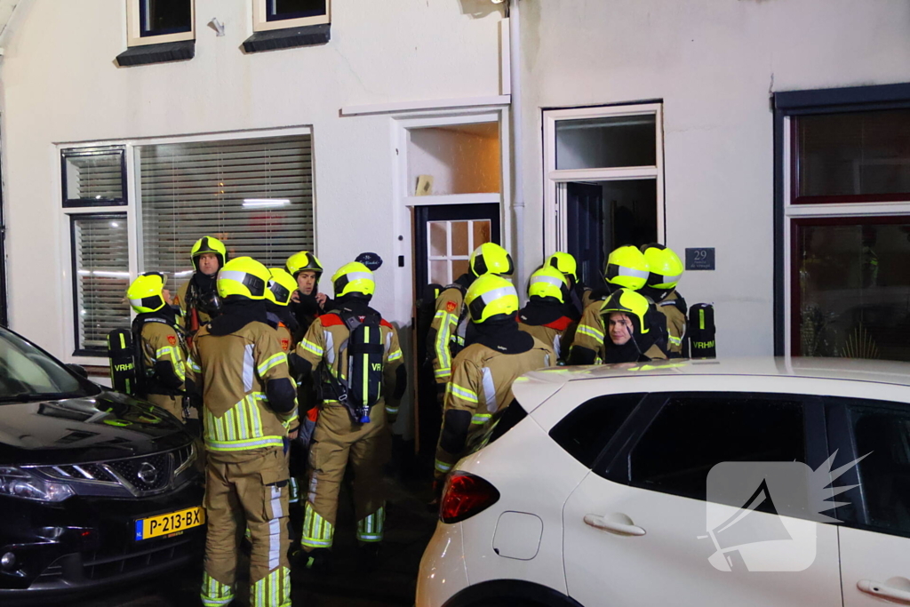 Brandweer doet onderzoek in woning na rookontwikkeling