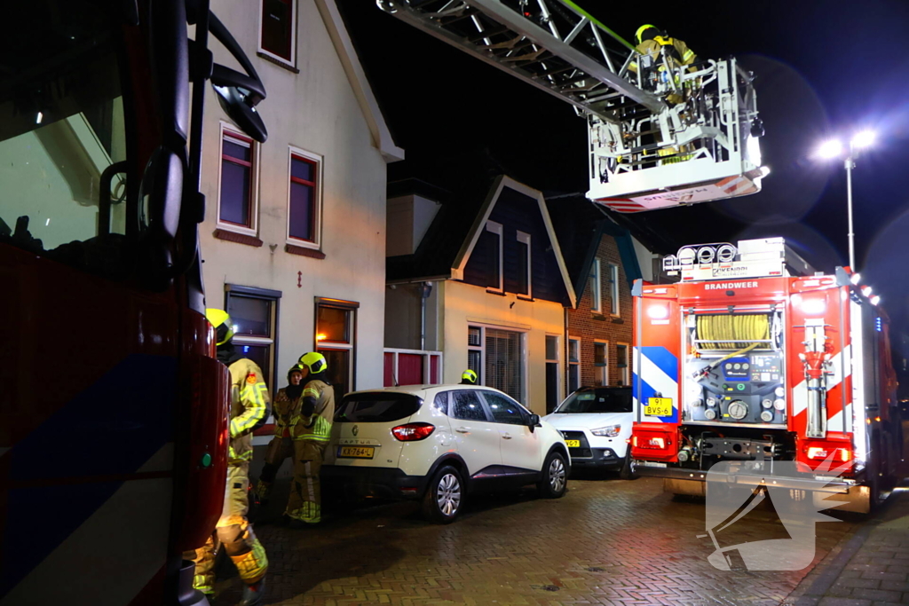 Brandweer doet onderzoek in woning na rookontwikkeling