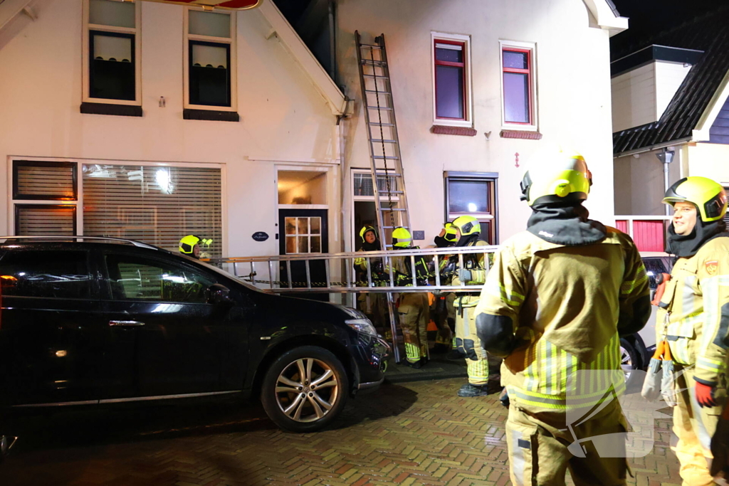 Brandweer doet onderzoek in woning na rookontwikkeling