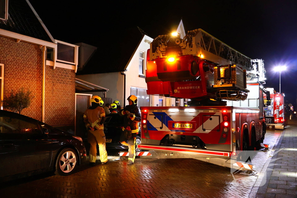 Brandweer doet onderzoek in woning na rookontwikkeling