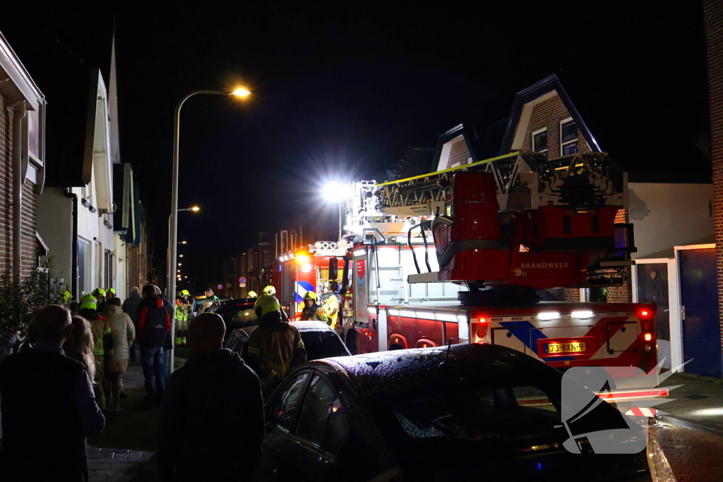 Brandweer doet onderzoek in woning na rookontwikkeling