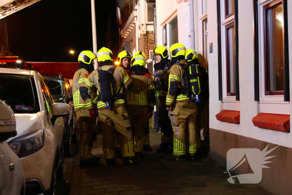 Brandweer doet onderzoek in woning na rookontwikkeling