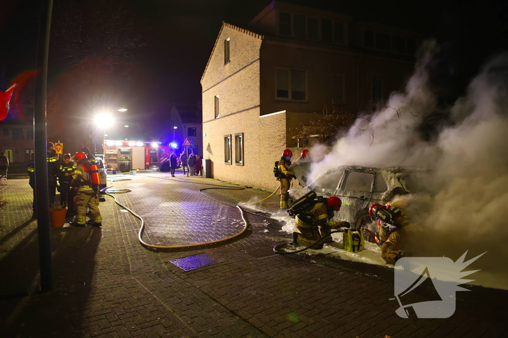 Twee auto's verwoest door brand