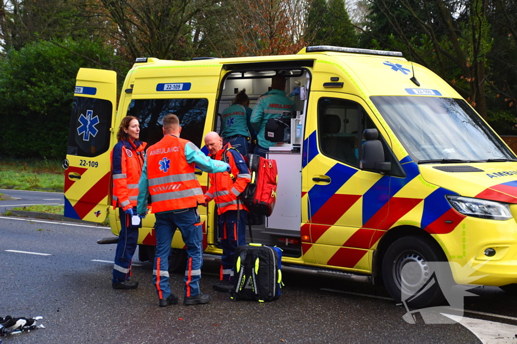 Motorrijder zwaargewond bij botsing met auto