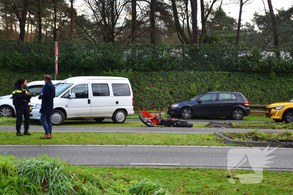 Motorrijder zwaargewond bij botsing met auto