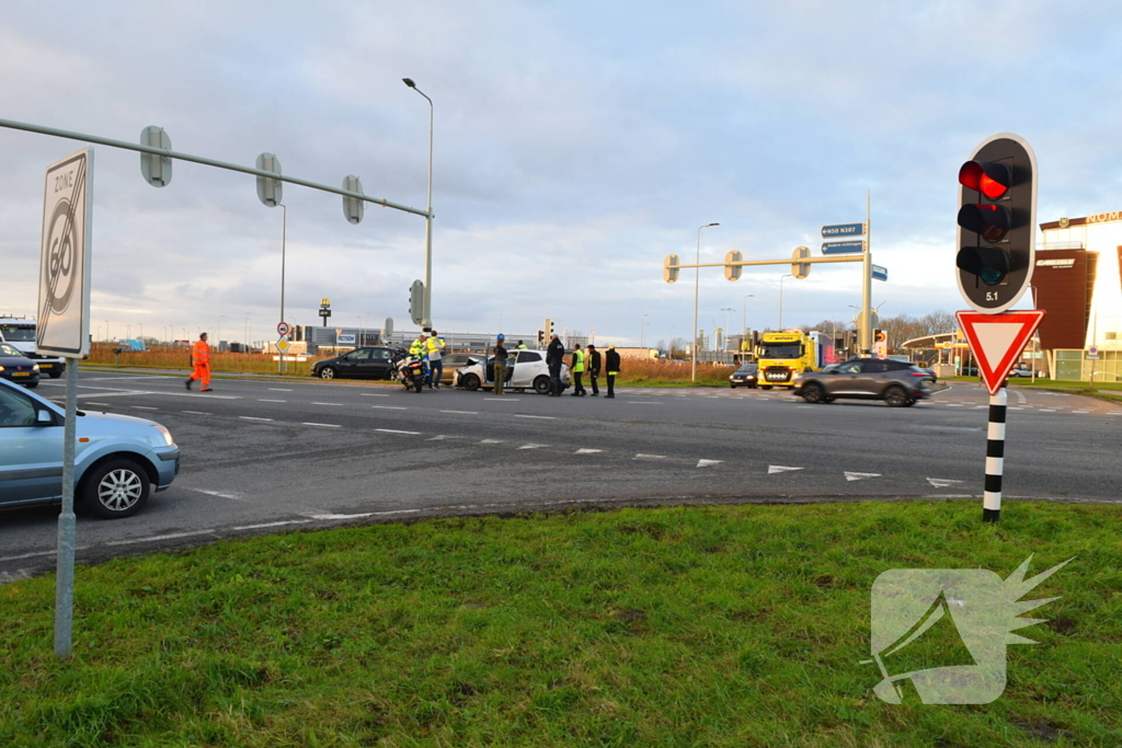 Twee auto's flink beschadigd bij aanrijding