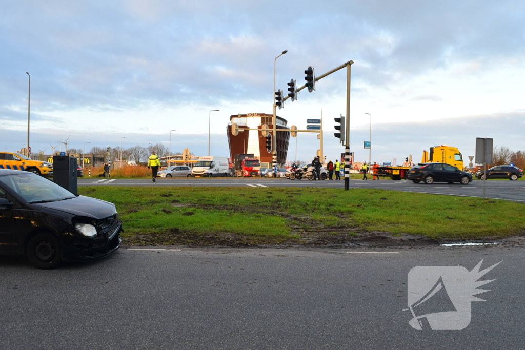 Twee auto's flink beschadigd bij aanrijding