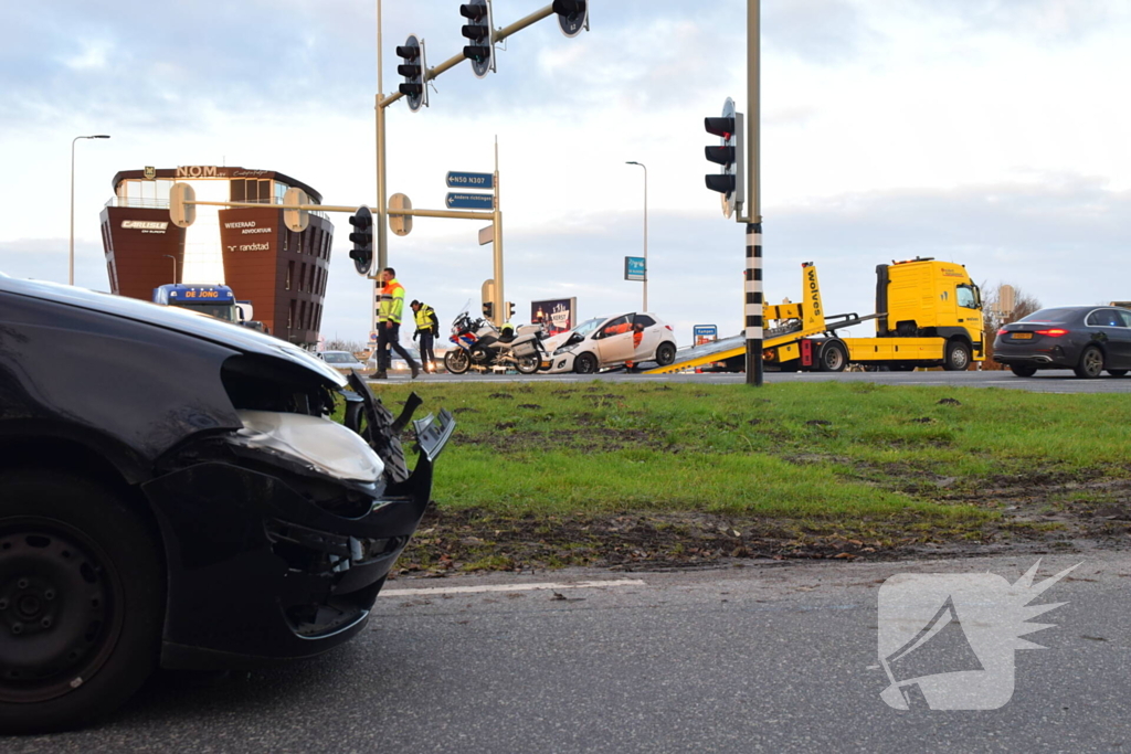 Twee auto's flink beschadigd bij aanrijding