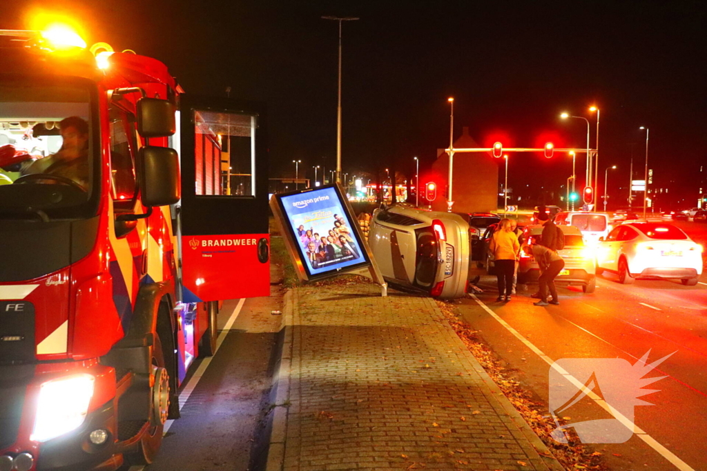 Auto belandt op zijkant, bestuurder aangehouden