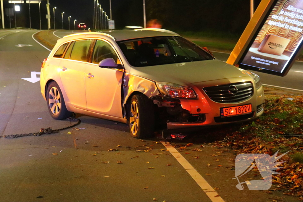 Auto belandt op zijkant, bestuurder aangehouden