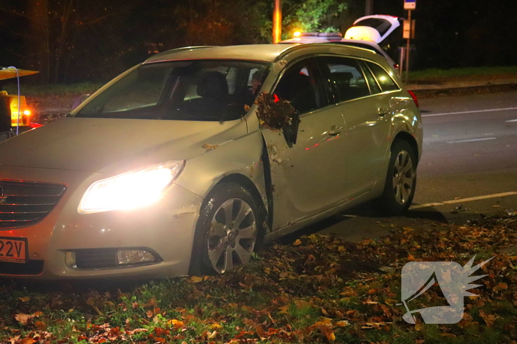 Auto belandt op zijkant, bestuurder aangehouden