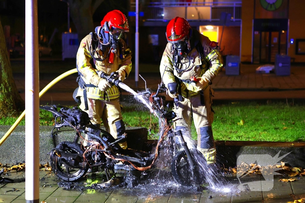 Brandweer blust brandende scooter