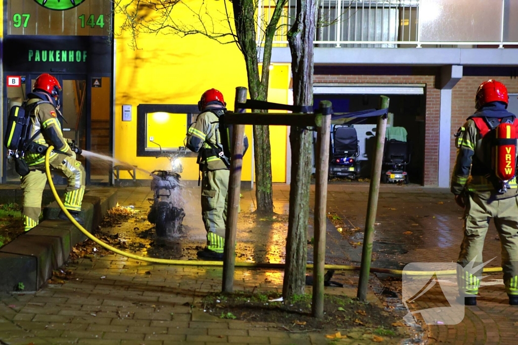 Brandweer blust brandende scooter