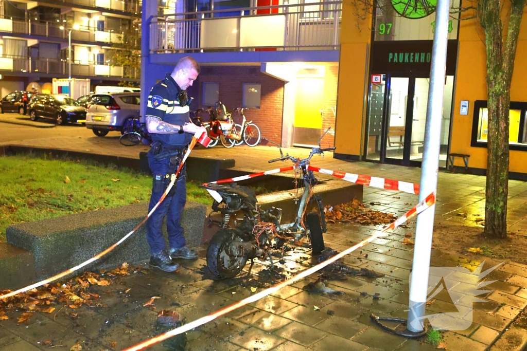 Brandweer blust brandende scooter