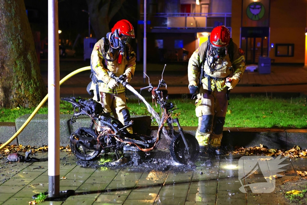 Brandweer blust brandende scooter