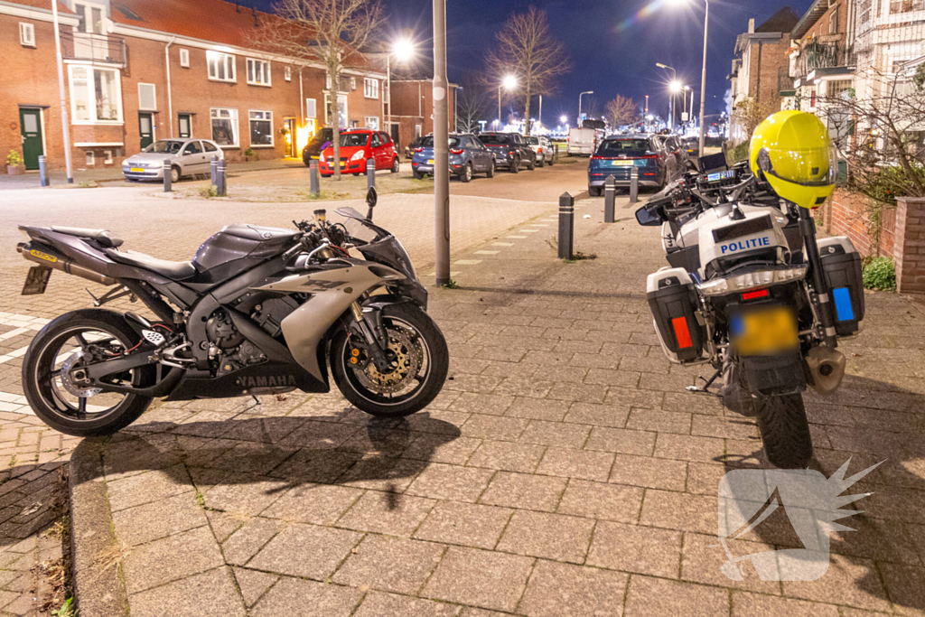 Motorrijder vlucht na aanrijdingen tijdens achtervolging