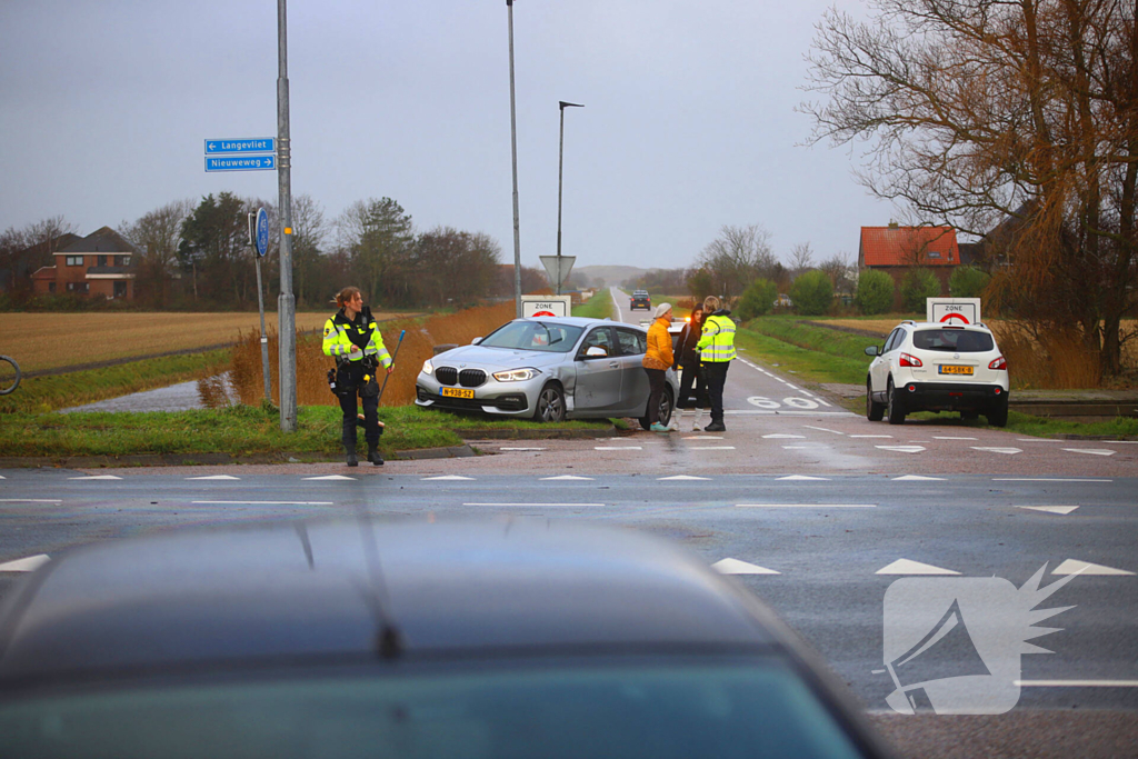 Twee voertuigen afgesleept na aanrijding op kruising