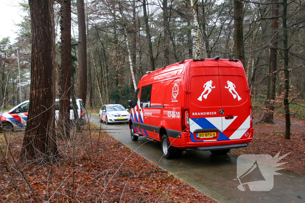 Voorbijganger vindt kinderschoenen langs water