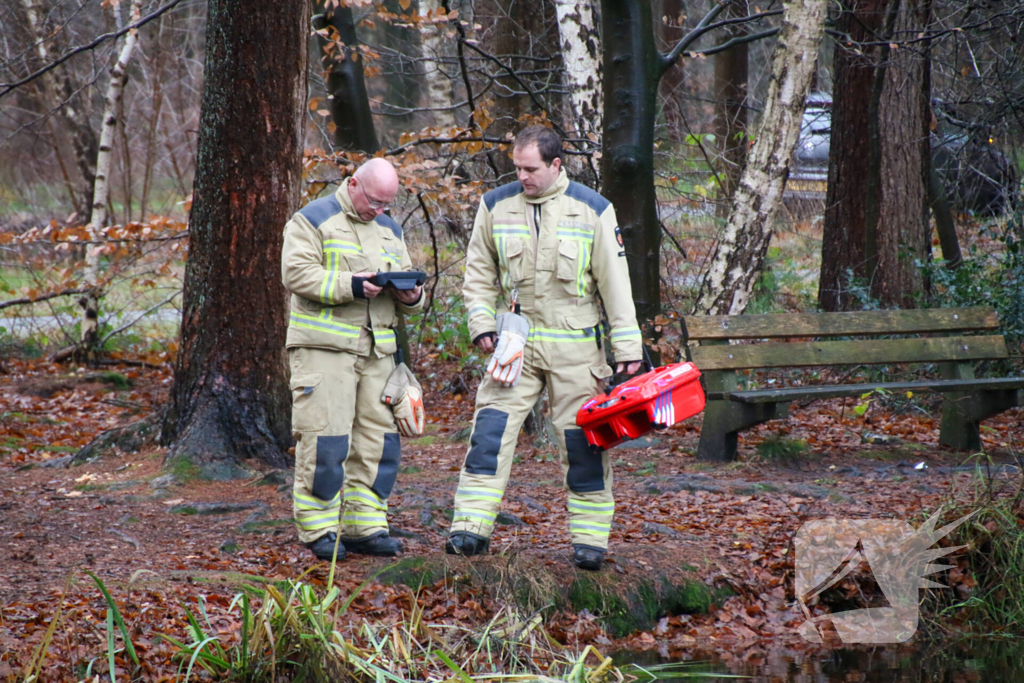 Voorbijganger vindt kinderschoenen langs water