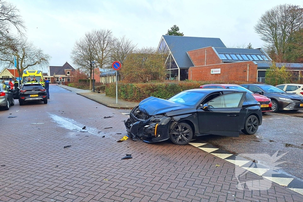 Forse schade bij aanrijding tussen twee voertuigen