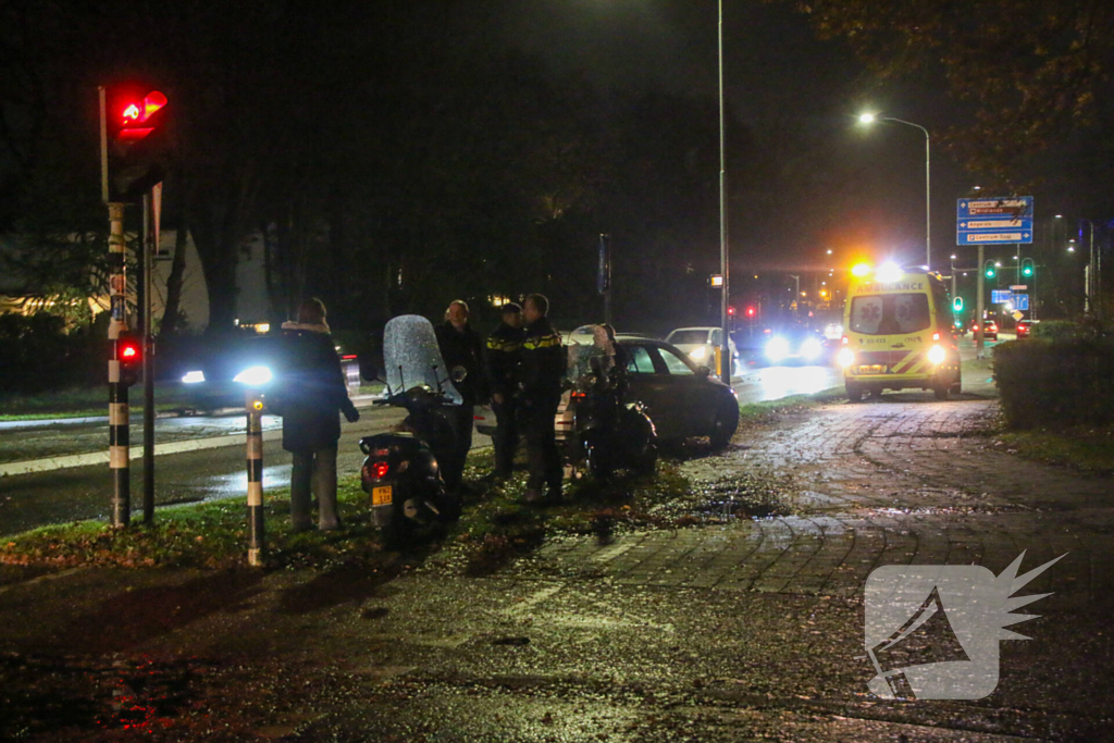 Scooterrijder en automobilist met elkaar in botsing