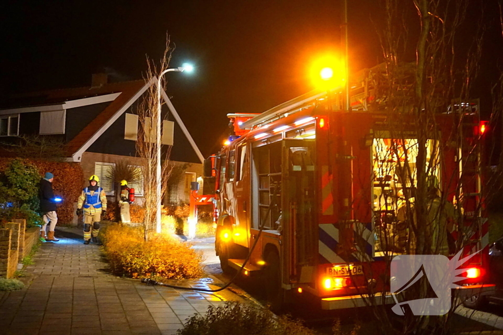 Brandweer veegt schoorsteen na brand