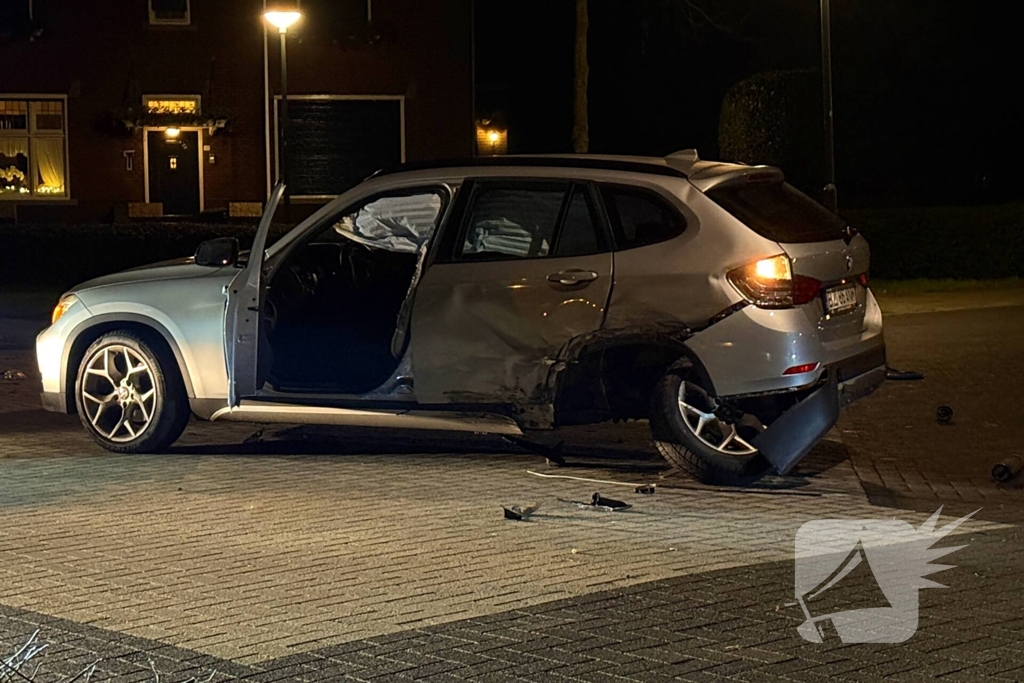 Enorme schades na aanrijding op kruising