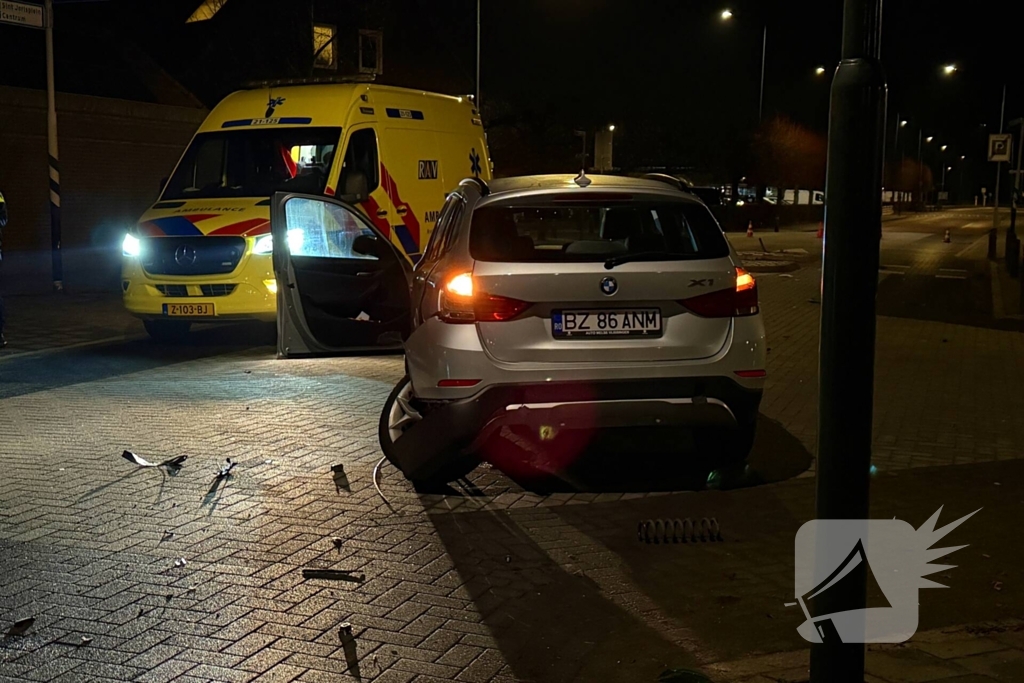 Enorme schades na aanrijding op kruising