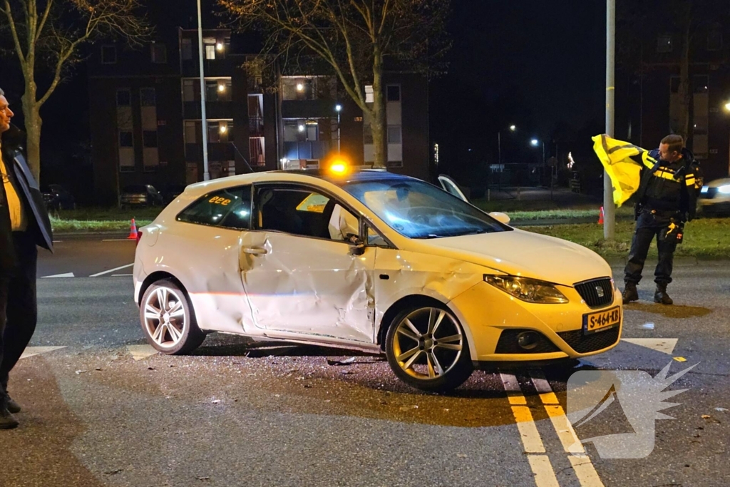 Auto flink beschadigd na botsing met lijnbus