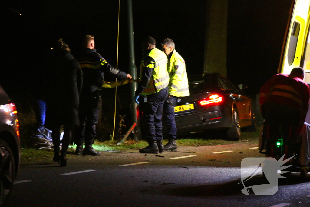 Persoon naar ziekenhuis na eenzijdig ongeval met boom