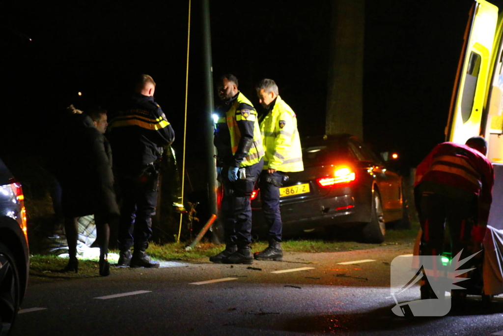 Persoon naar ziekenhuis na eenzijdig ongeval met boom