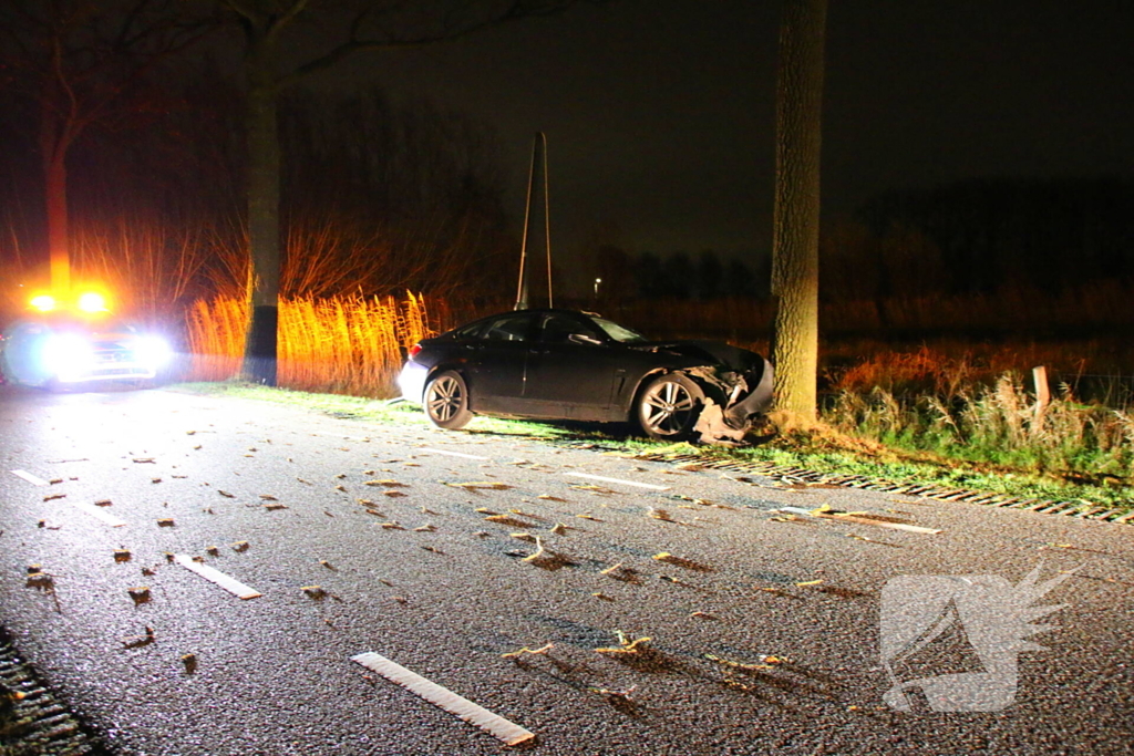 Persoon naar ziekenhuis na eenzijdig ongeval met boom