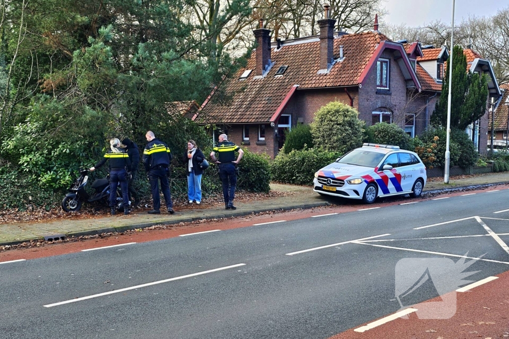 Politie rijdt scooterrijder klem tijdens achtervolging