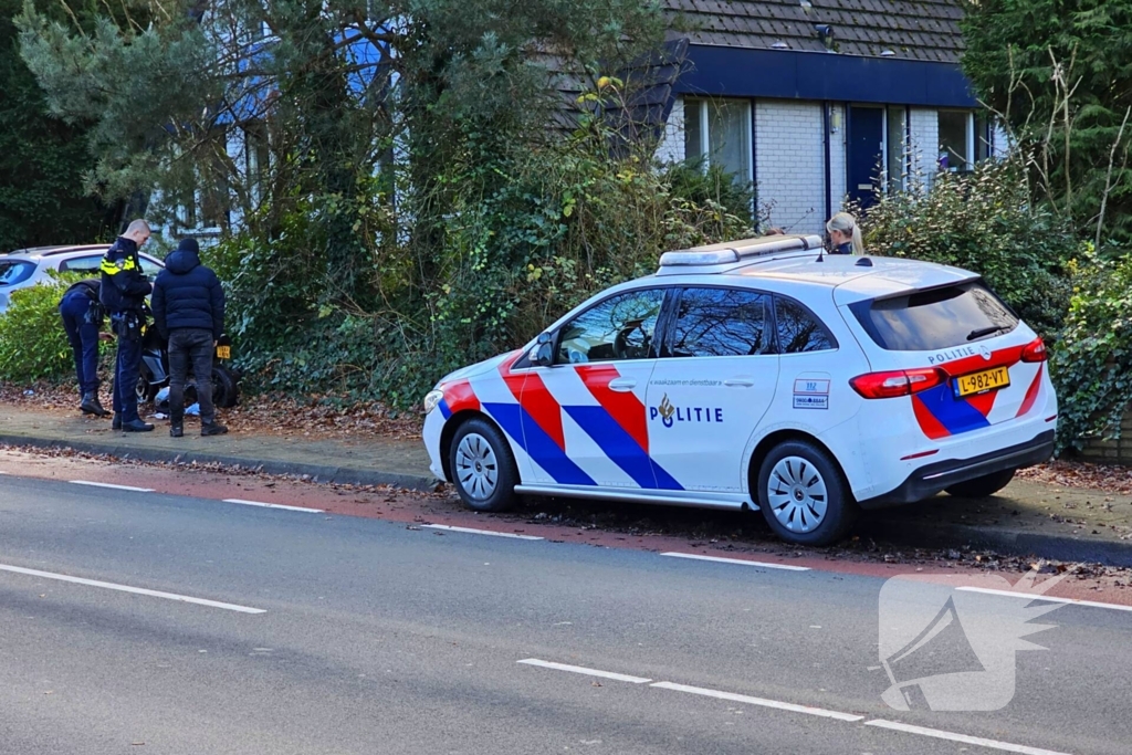 Politie rijdt scooterrijder klem tijdens achtervolging