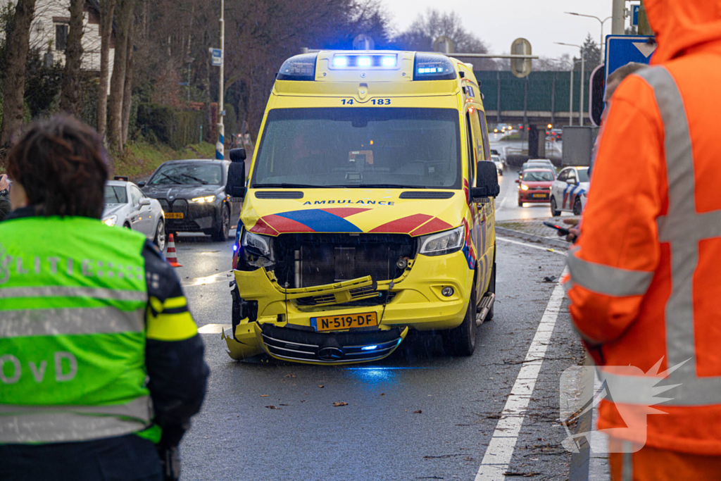 Ambulance in botsing tijdens spoedrit