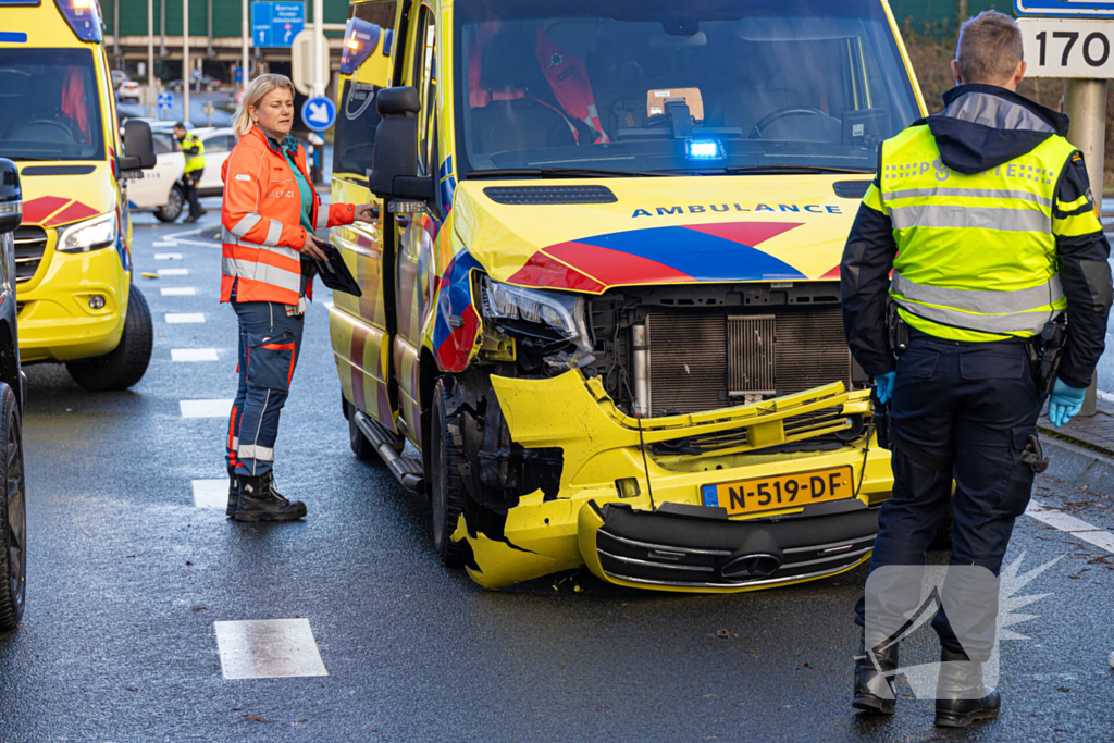 Ambulance in botsing tijdens spoedrit