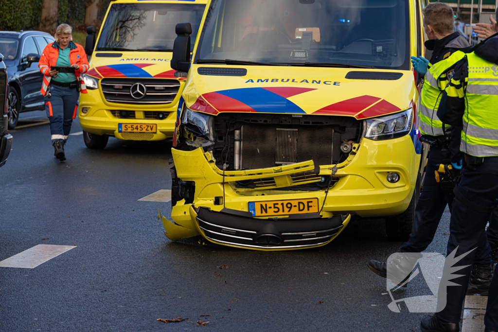 Ambulance in botsing tijdens spoedrit