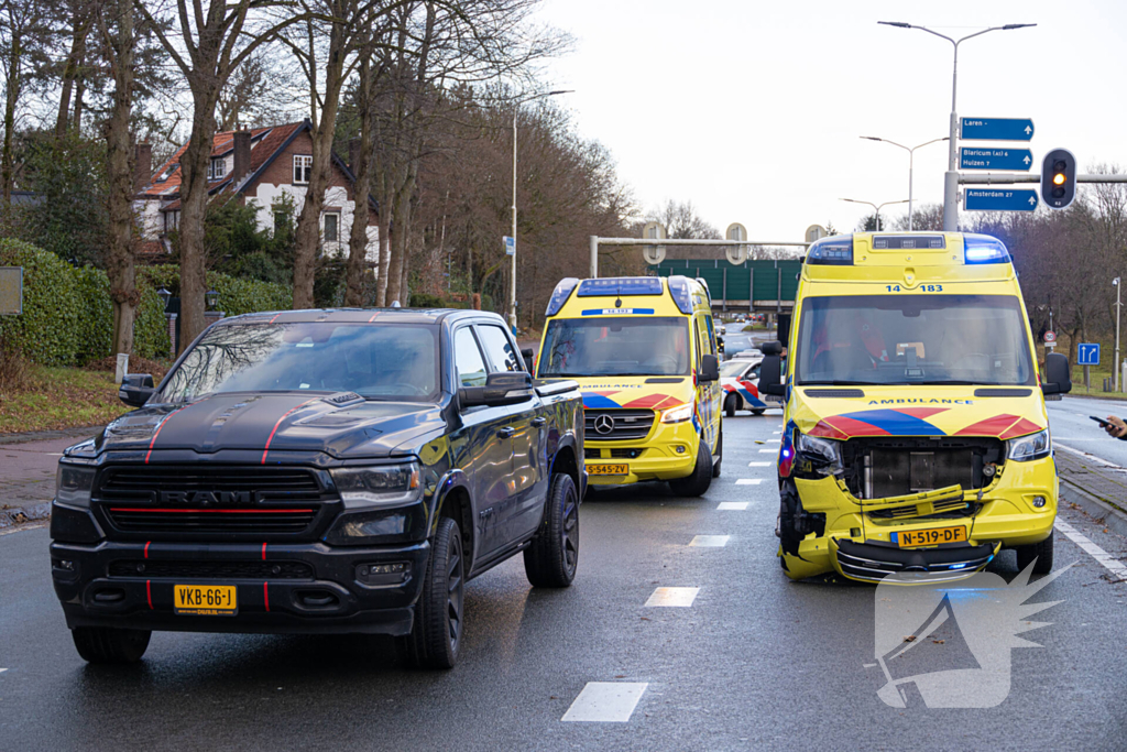 Ambulance in botsing tijdens spoedrit