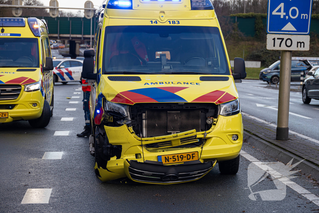 Ambulance in botsing tijdens spoedrit